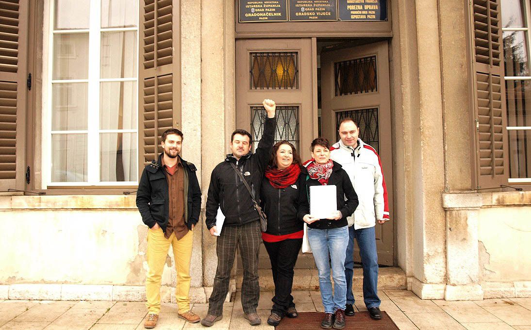 Predstavnici inicijative pred zgradom pazinske gradske uprave
