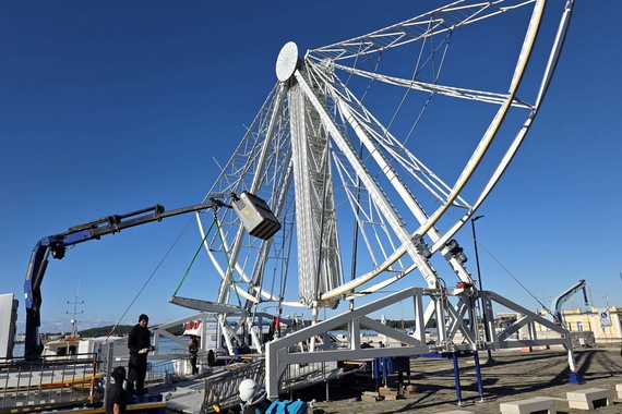 Na pulskoj rivi počelo postavljanje panoramskog kotača – bit će visok 28 metara i imati 21 gondolu