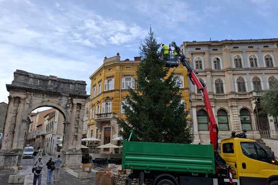 I SDP-ova vlast voli tradicionalnu jelku, IDS-ova premještena kod Arene