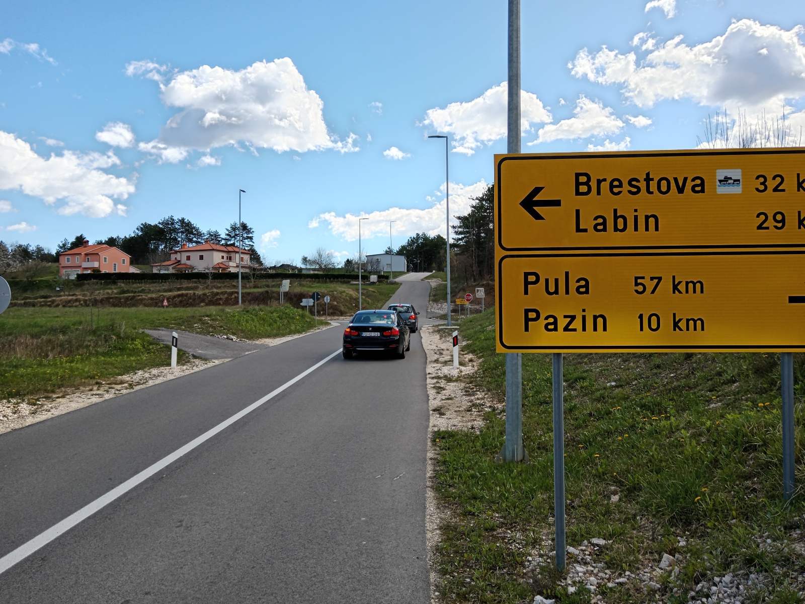 Vozači koriste 'probijenu' prečicu u naselju Vešišće (Foto: Igor Radić)