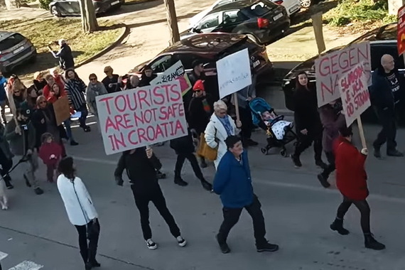 Neke parole na antifašističkim marševima bile su potpuno promašene
