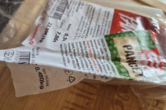 Različite etikete na istom proizvodu u poznatom supermarketu u Puli: kupci pripazite!