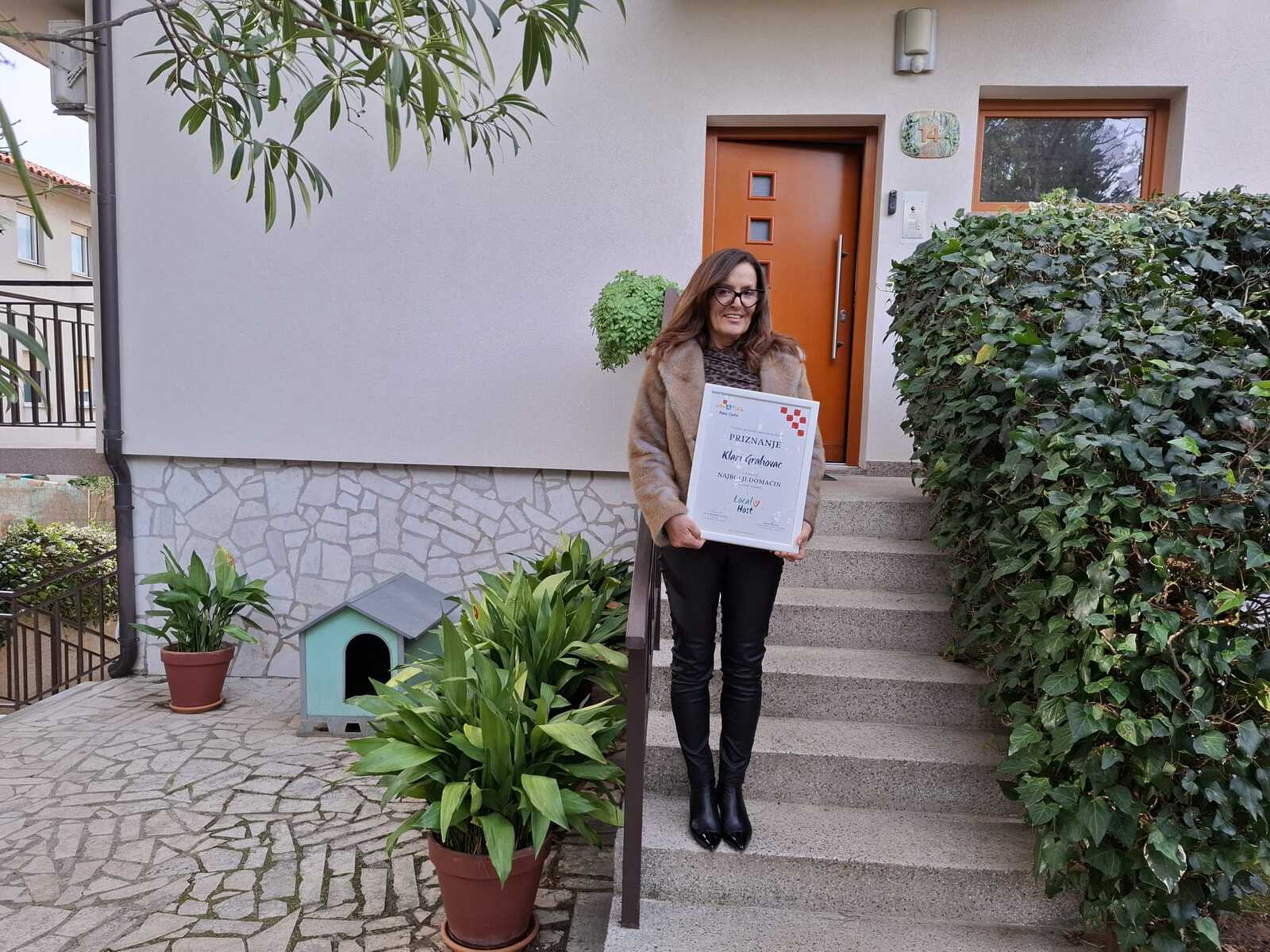 Klara Grahovac ispred svoje kuće na Novoj Verudi (Foto: Mirjana Vermezović Ivanbović)