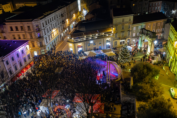 Koncerti, predstave, hodači, veprovina... a Djed Mraz izranja iz mora