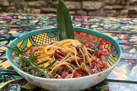 Špageti s medenim saćem i zaprženom cherry rajčicom