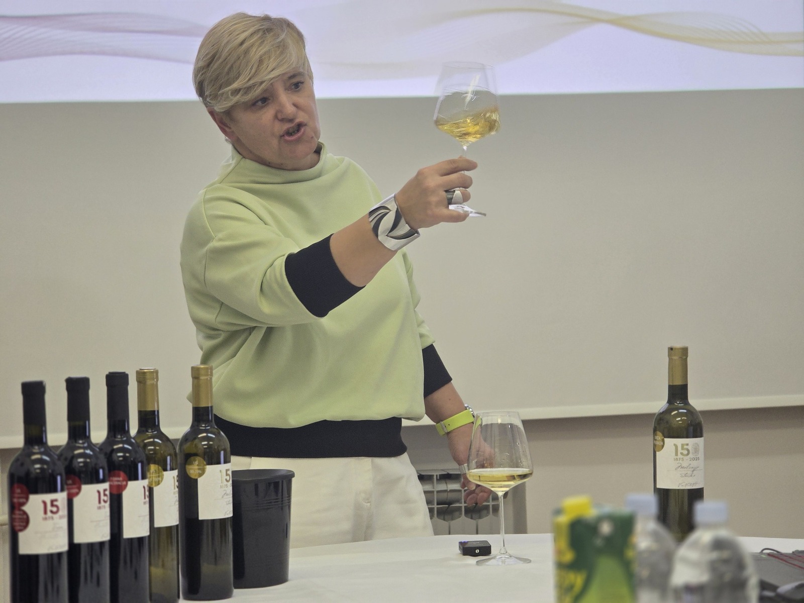 Dr. sc. Sanja Radeka prezentira malvaziju dobivenu ultrazvučnim metodama (foto: Ivor Balen)