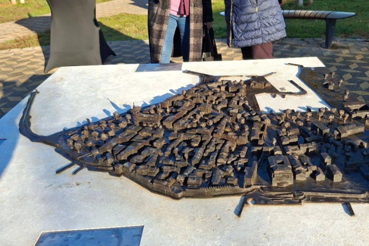 Brončana maketa Novigrada