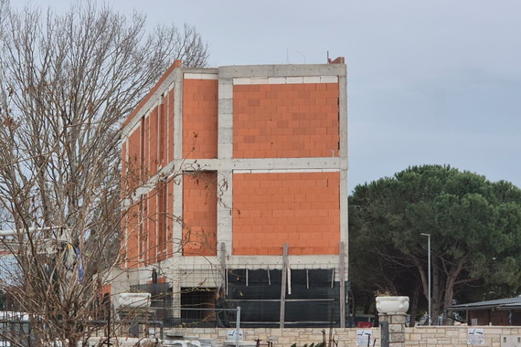 Počelo uklanjanje dviju nezakonito nadograđenih etaža na zgradi u Medulinu