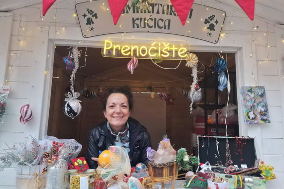 Zavirili smo u neobičnu adventsku kućicu na Giardinima. Tu primaju donacije za ljude bez doma