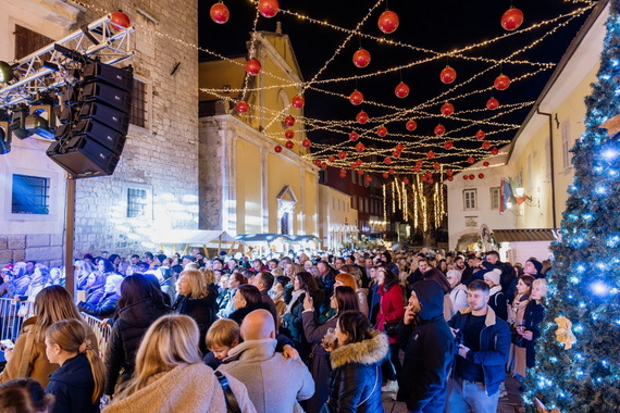 Veliko finale motovunske Čarolije na brdu  – stiže popularna dalmatinska klapa