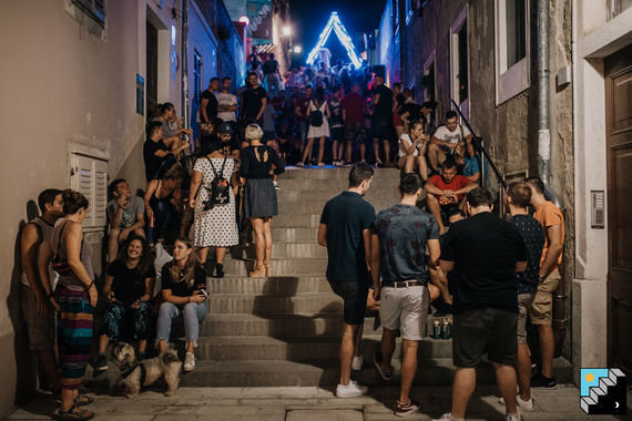 Downtown Pula prvi put zimi - doček u podne u srcu starog grada