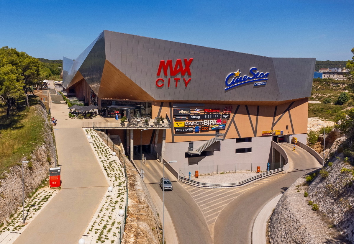 Trgovački centar Max City na Stoji pored kojeg je napadnut strani radnik