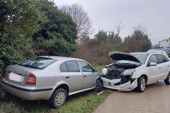 U sudaru automobila kod Radeki Polja dvoje lakše ozlijeđenih. Policija iznijela detalje