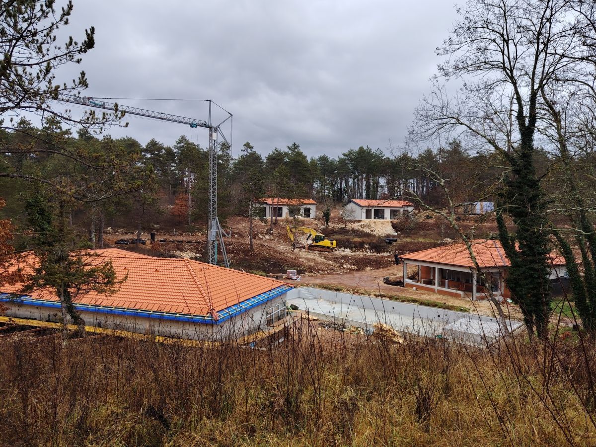 Kompleks će imati kuća-bungalova te 12 mobilnih kućica (Foto: Igor Radić)