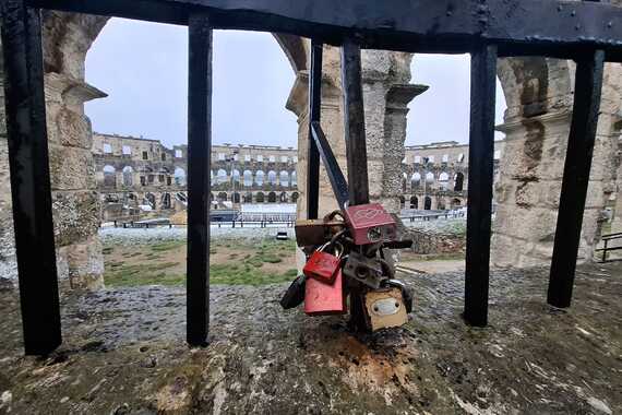 TOGA IMA I U PULI Ljubav pod lokotom ozad Arene