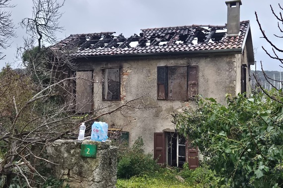 Planula kućica kod marine Veruda. Na terenu vatrogasci