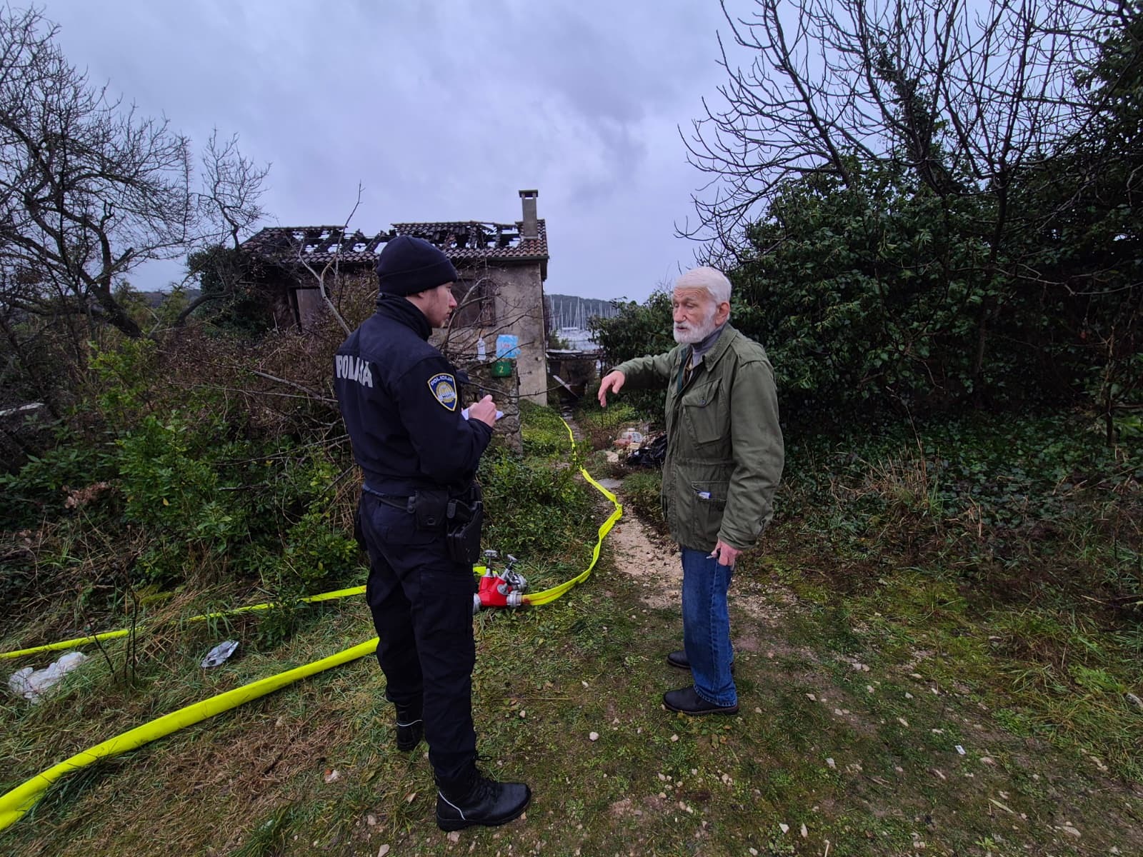Božidar Janković u razgovoru s policijskim službenikom (Foto: Marcello Rosanda)