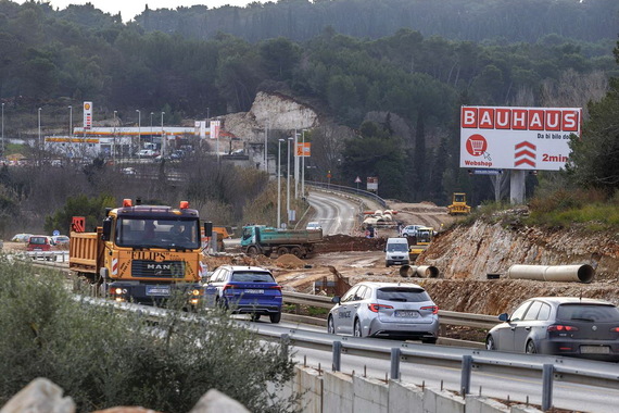 Naziru se obrisi budućeg sjevernog ulaza u Pulu - gradi se nadvožnjak, podvožnjak, veliki rotor...