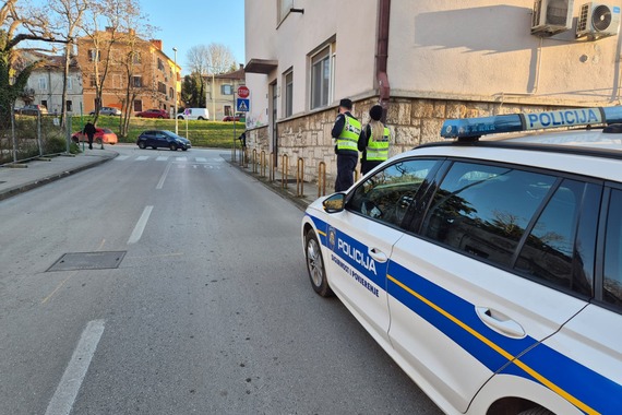 Romobil naletio na pješakinju u Puli, prevezena je u bolnicu