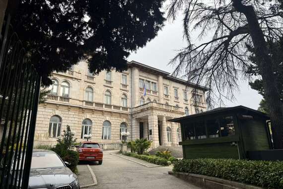 Povijesna palača u Puli propada pred očima građana. Ovako izgledaju tuševi u apartmanima za vjenčanja