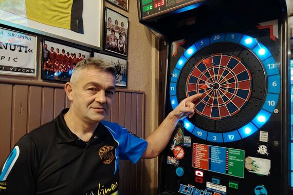 Mladi u Istri zaboravili na briškulu, svi igraju pikado, a Ivanko je najbolji: 'Iz kafića želim na svjetsku pozornicu!'