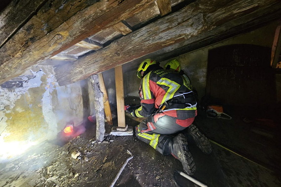 Prilikom loženja kamina zapalio se dimnjak - vlasnika očekuje kazna  