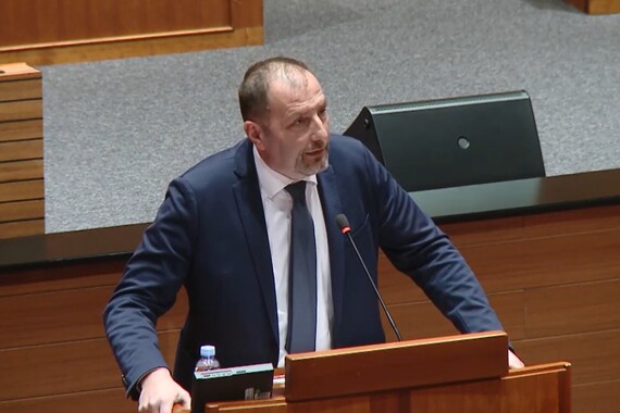 Paus oštro u Saboru: Država ponižava građane istarskog grada – za sanaciju ceste dobili 213 eura