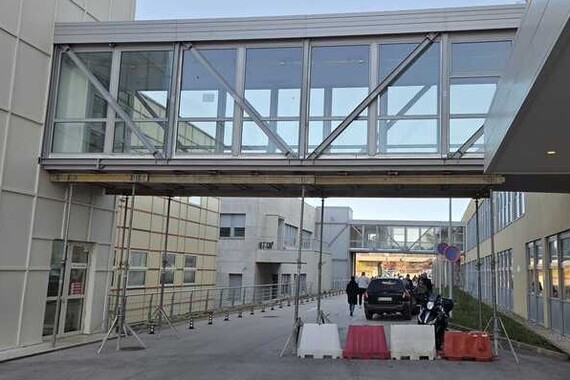 Što se to događa na zgradi pulske bolnice? Nakon tek tri godine već se izvode popravci