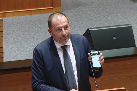 Zastupnici puštali Thompsona, a onda se pojavio DJ Paus. Evo što im je zasvirao