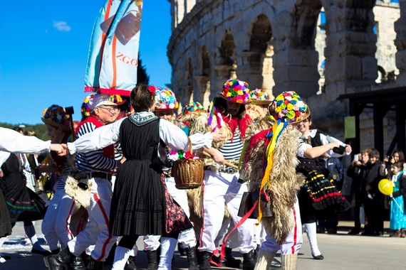 Pulski karneval u centru. Gradom će prodeflirati deseci šarenih maškaranih skupina