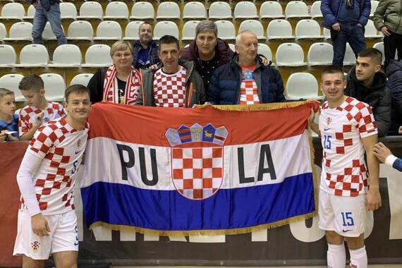 Puljanin zabio gol odluke za broncu Hrvatske na Europskom prvenstvu. Pogledajte kako slave Vukmir i Mataja!