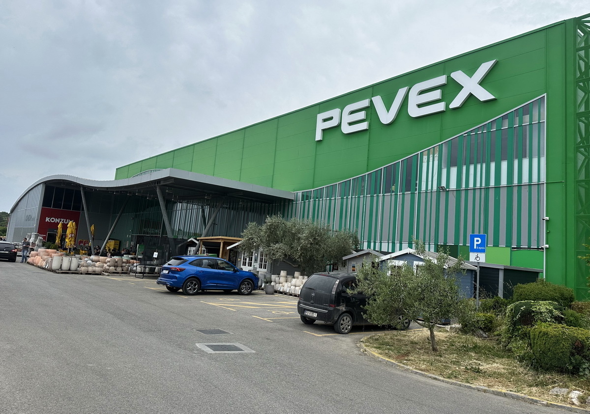 Prodajni centar PEVEX u Puli