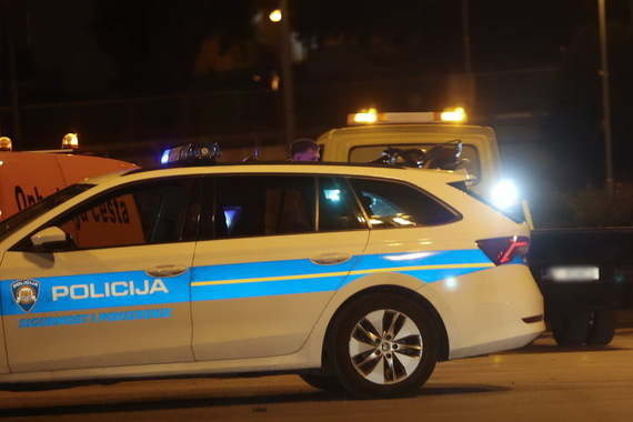 Jurio s 1,76 promila, pokosio prometne znakove i završio u betonskom otoku. Suvozačica vrijeđala policiju pa nagrabusila