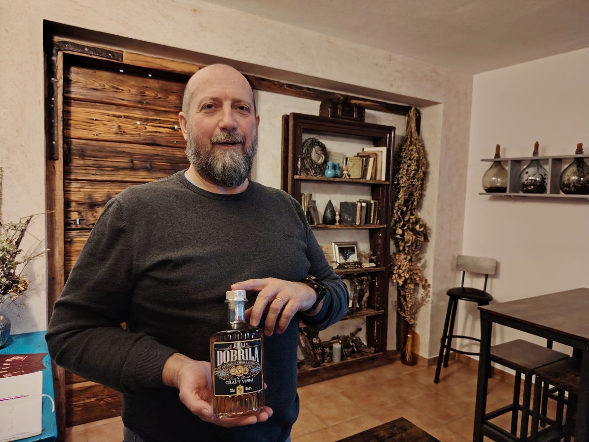 Albert Koraca s istarskim viskijem Juraj Dobrila (Foto: Igor Radić)