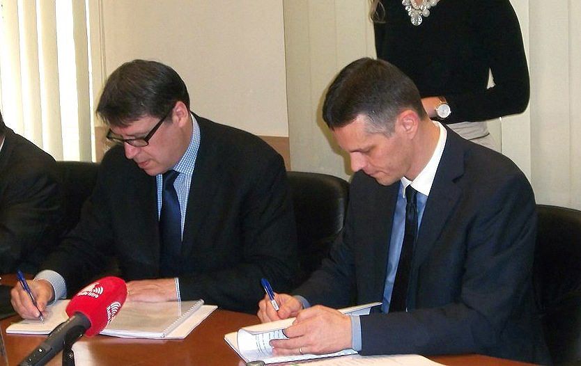 Ministar Željko Jovanović i istarski župan Valter Flego prilikom potpisivanja sporazuma