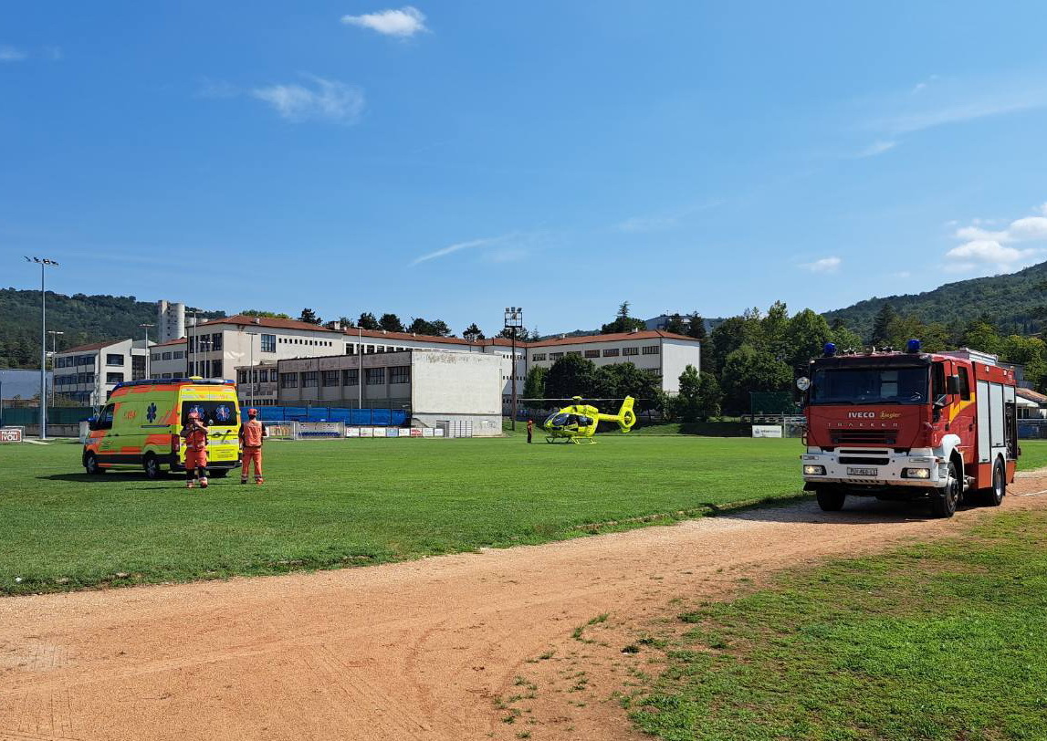 Slijetanje helikoptera hitne medicinske službe na igralište u Pazinu