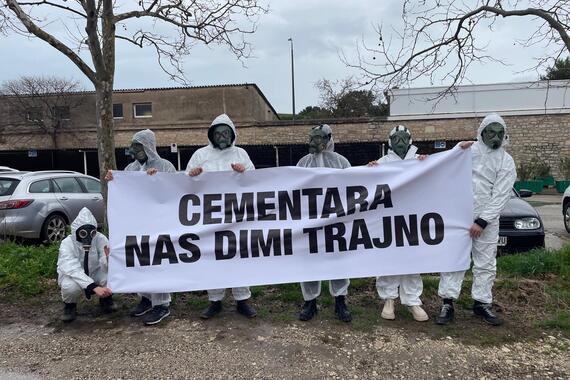 ‘Cementara nas dimi trajno’: aktivisti s plinskim maskama ispred Calucema traže hitne korake nadležnih