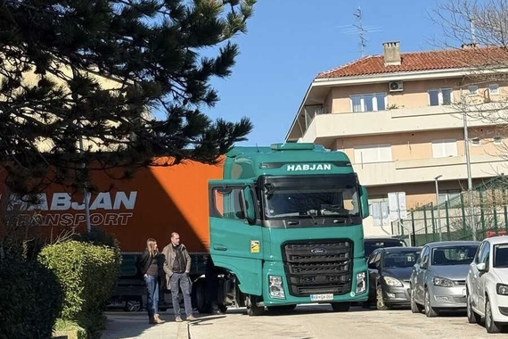 Filipinac za volanom šlepera zaglavio na Monte Zaru, a onda pokosio automobile, stup i zabio se u stablo