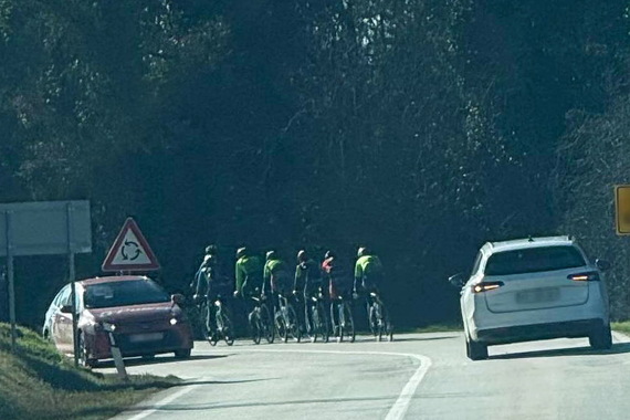 Biciklisti za trening zauzeli državnu cestu: 30 na sat, kolone i poludjeli vozači. Evo što kaže policija