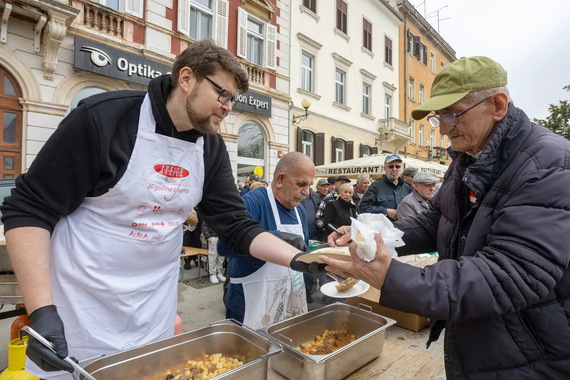 U pripremi gulaša od veprovine sudjelovali Peđa Grbin i njegov otac