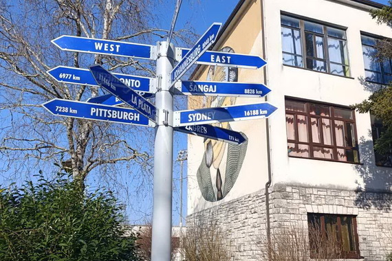U dvorištu škole postavljeni putokazi prema gradovima s najviše iseljenika