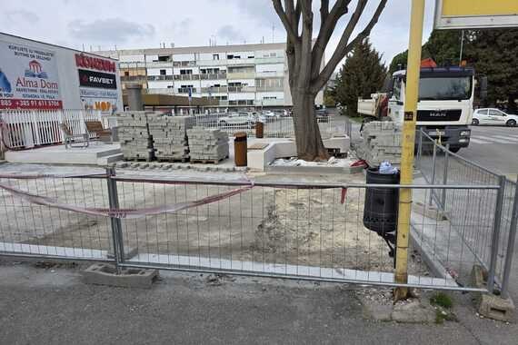 Ne dižu ih samo u Prvomajskoj. Popločali ‘trgić’ na Verudi, pa digli ploče… Evo što kažu u Gradu