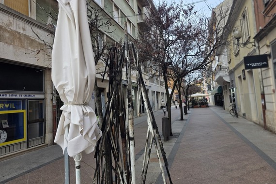 Izgorio suncobran u centru Pule. Pozvana je i policija