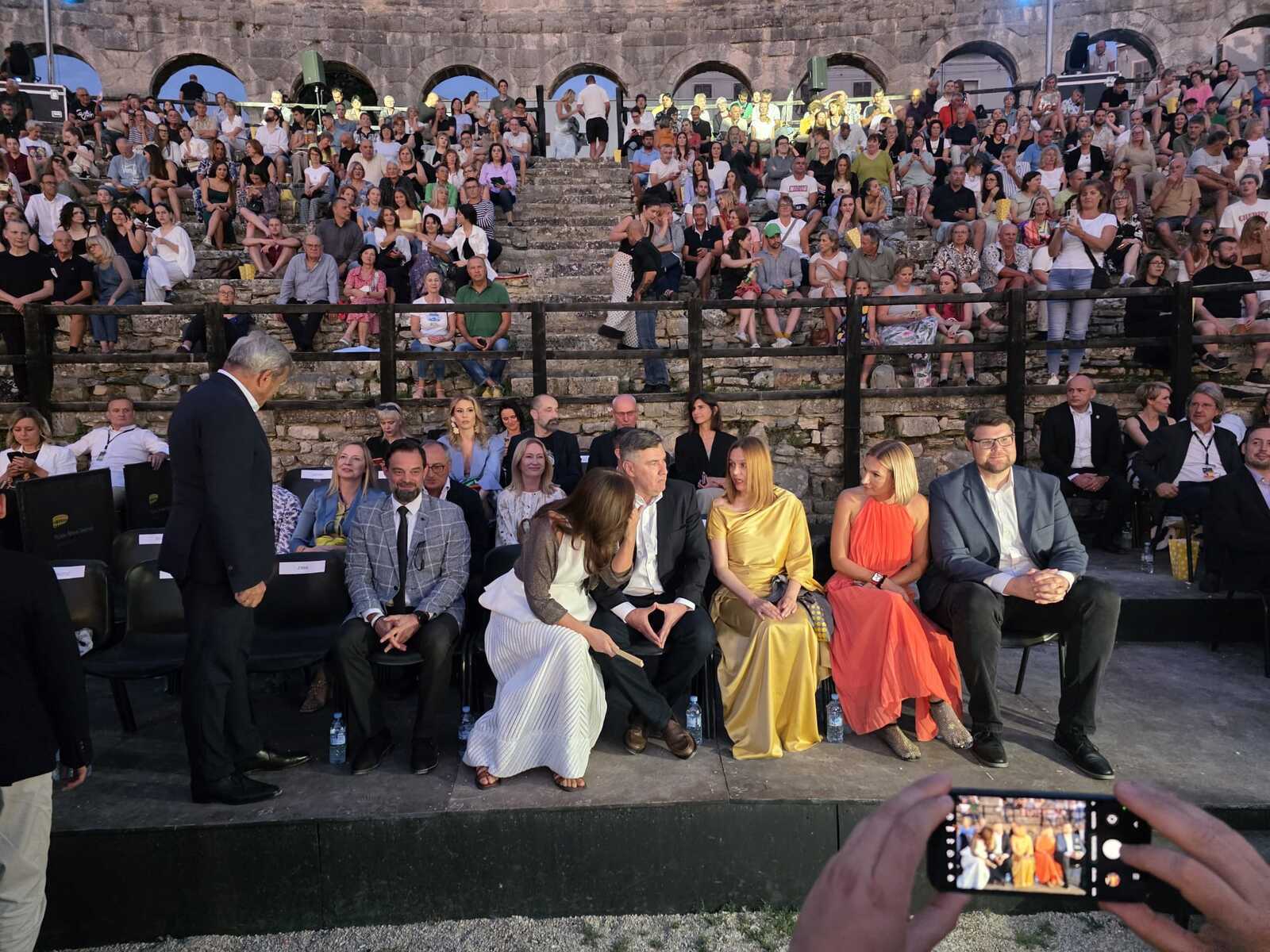 Tanja Miličić (treća zdesna) u društvu Peđe Grbina i Zorana Milanovića
