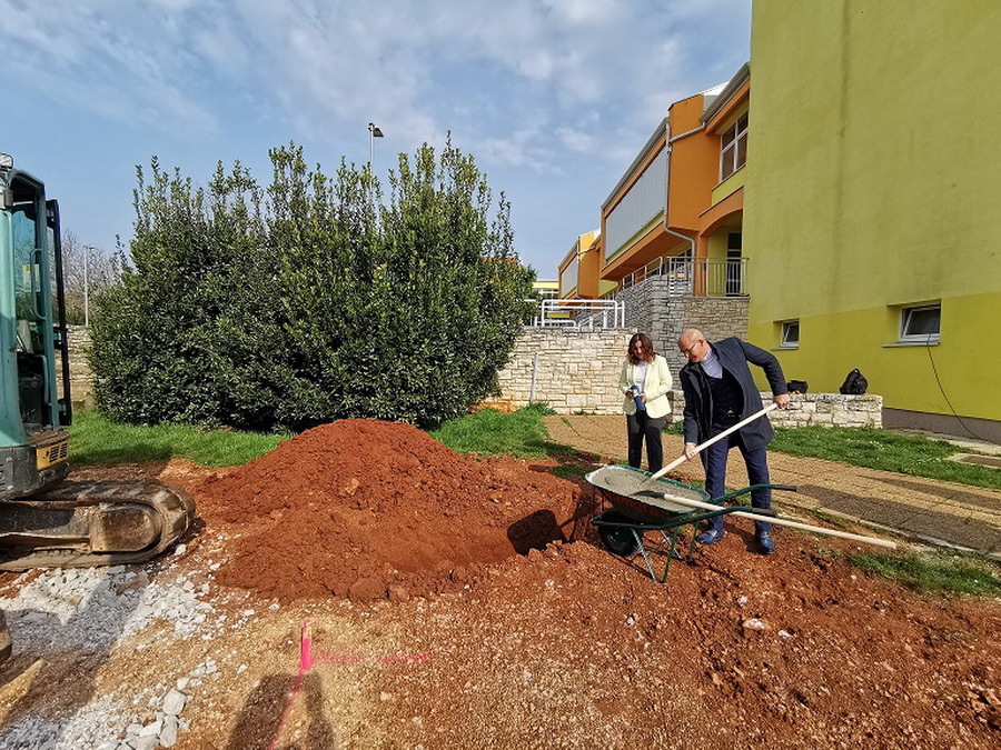 Početak radova obilježili su gradonačelnik Vili Bassanese i ravnateljica škole Sanja Zakinja