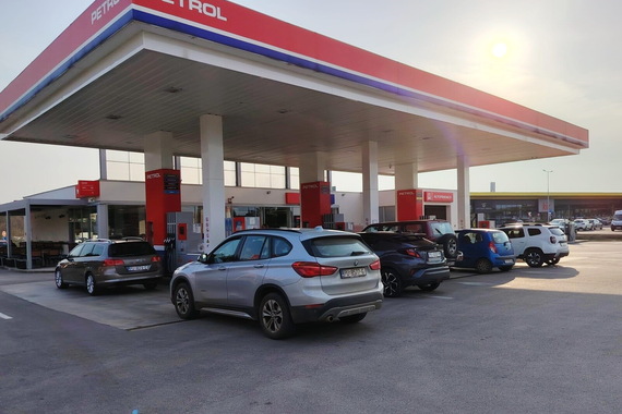 Poskupljenje goriva: na jednoj pumpi bez gužvi, a na susjednoj redovi. U čemu je caka?