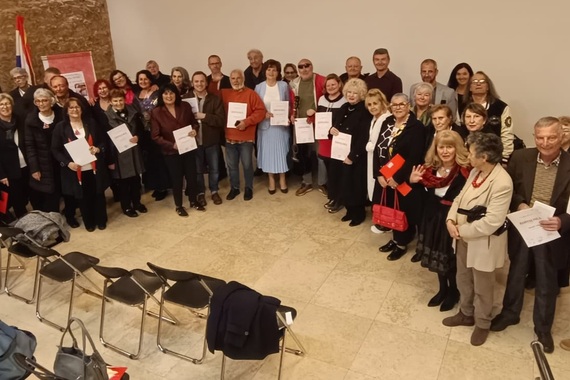 U veselom društvu pjesnika i pjevača u Kanfanaru proslavljen Dan žena. Pogledajte kako je bilo 