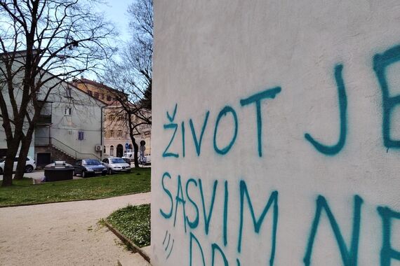 Osvanuo grafit posvećen gradskom boemu: 'Ovo ne smiju izbrisati'