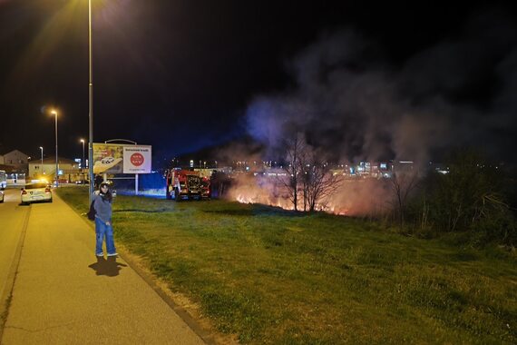 Izbio požar u Santorijovoj ulici u Puli. Uzrok zasad nepoznat