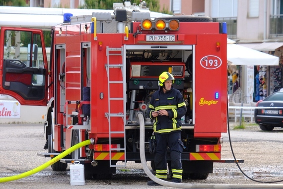 Buknuo požar kod nebodera u Puli. Na terenu 7 vatrogasaca i tri vatrogasna kola